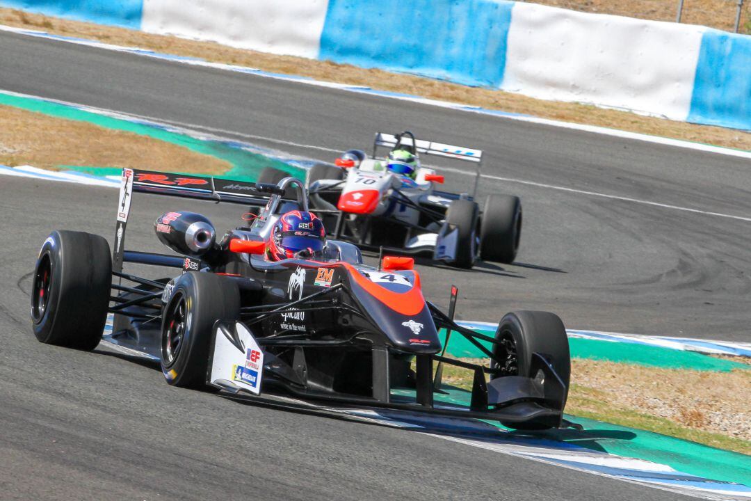 El brasileño Felipe Drugovich rodando el domingo en la pista jerezana