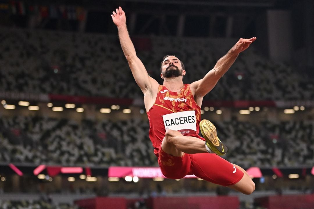 Eusebio Cáceres en la semifinal olímpica de salto de longitud