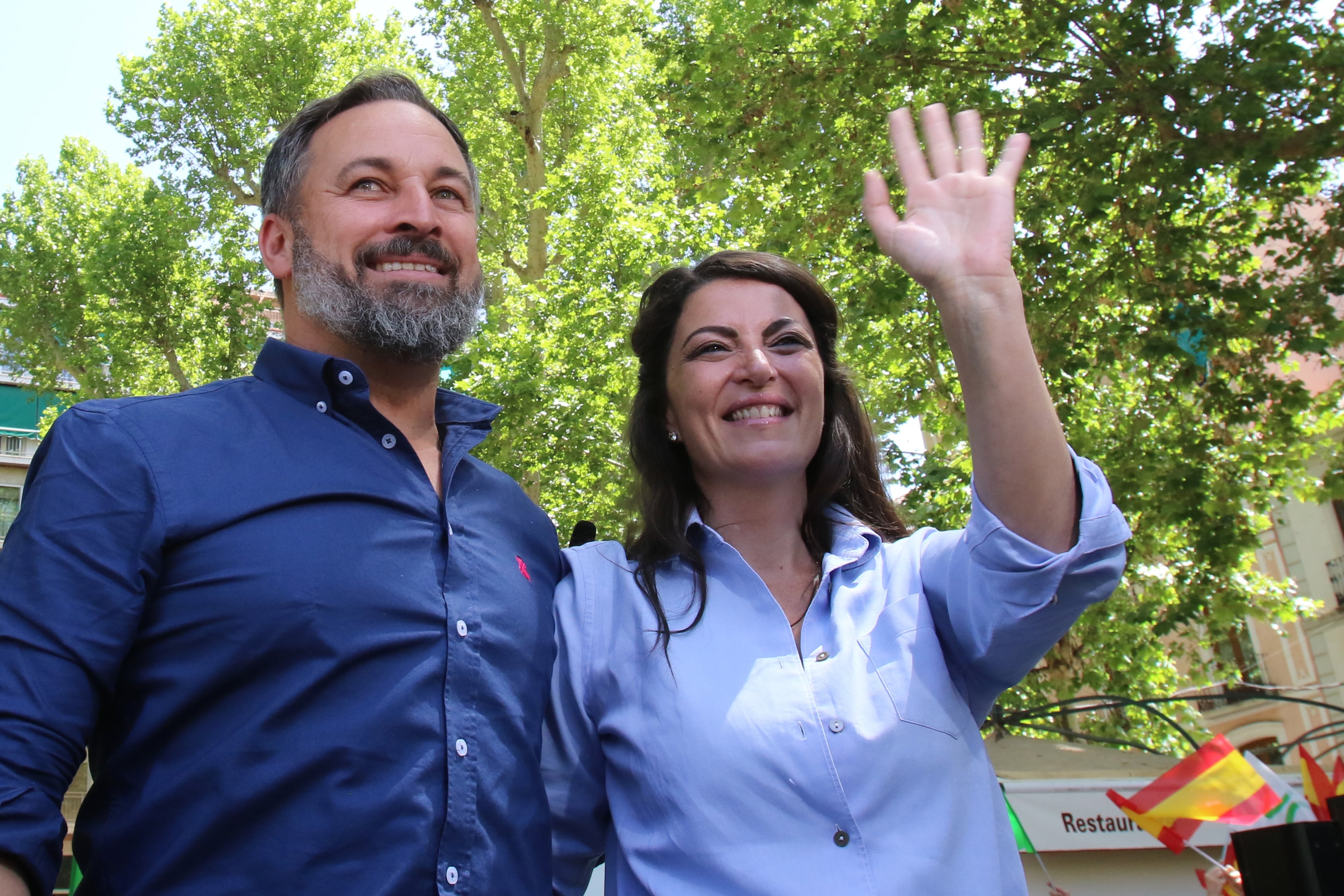 El presidente de Vox, Santiago Abascal, junto con la candidata de Vox a la presidencia de Andalucía, Macarena Olana, durante un acto de precampaña electoral en Granada. EFE/ Pepe Torres