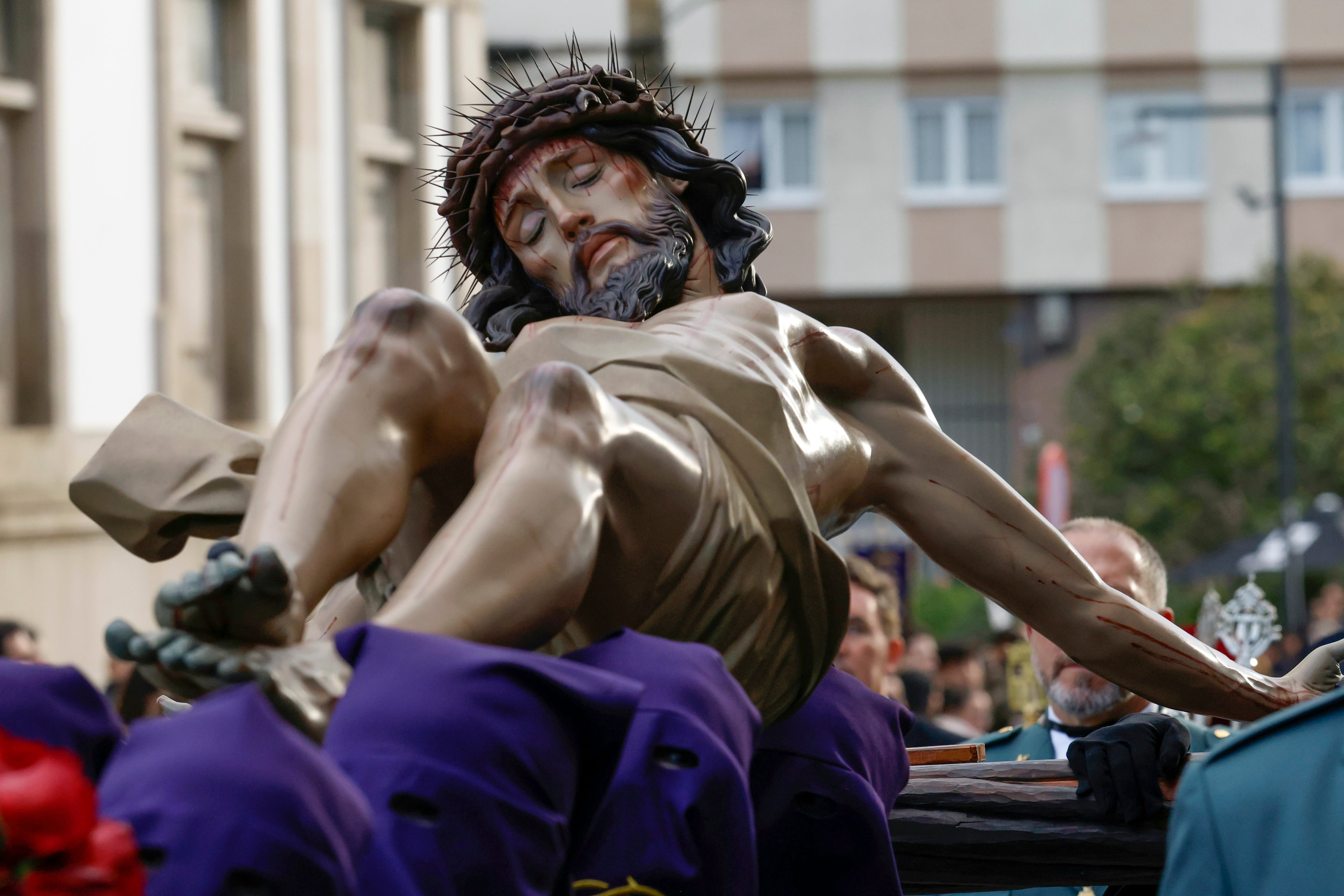 Un momento de la procesión del Cristo de la Buena Muerte de la cofradía de la Orden Tercera de Ferrol durante su recorrido por las calles de Ferrol. EFE / Kiko Delgado.