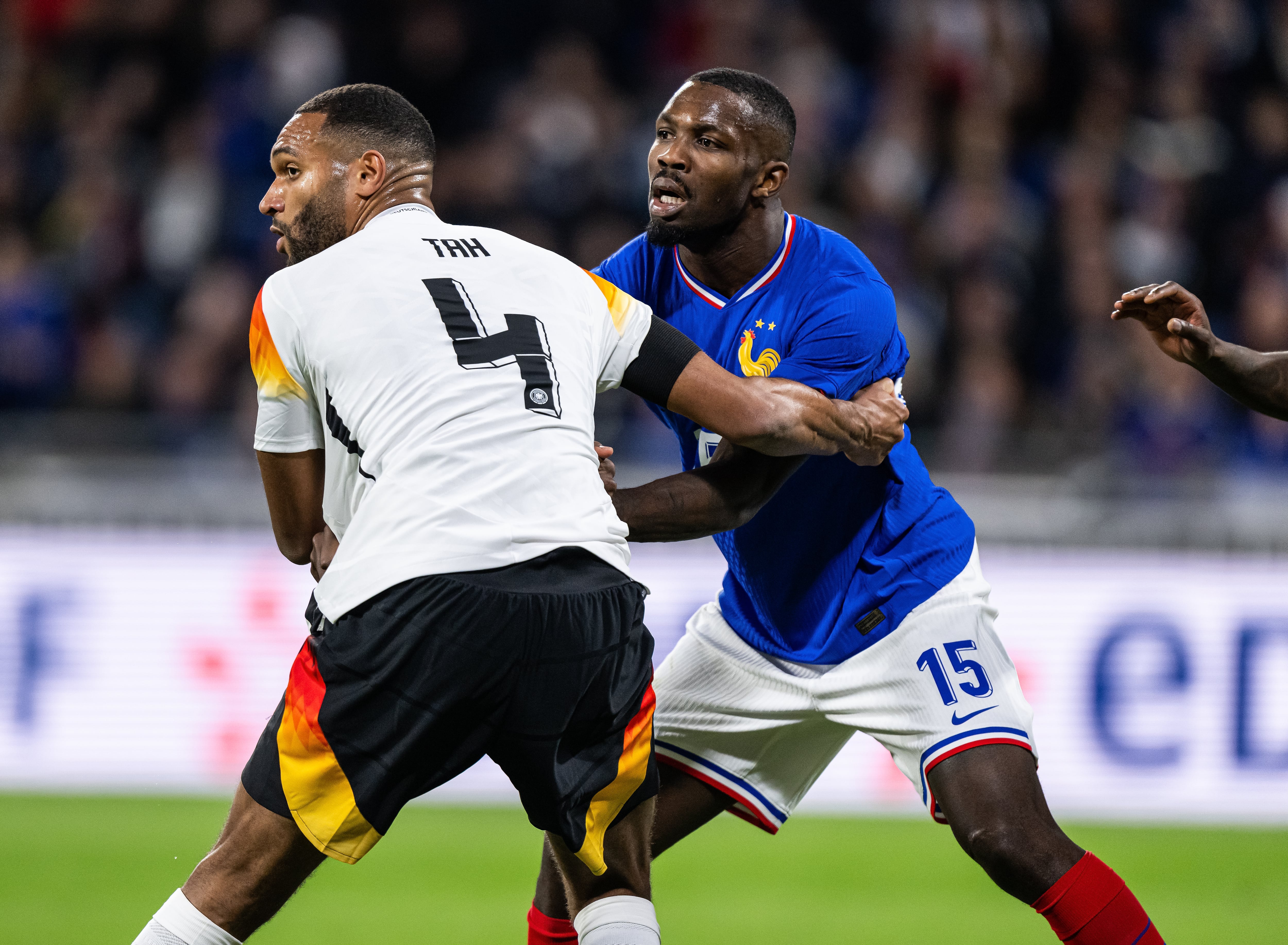 Jonathan Tah llega el dorsal &#039;4&#039; en el partido de Alemania contra Francia