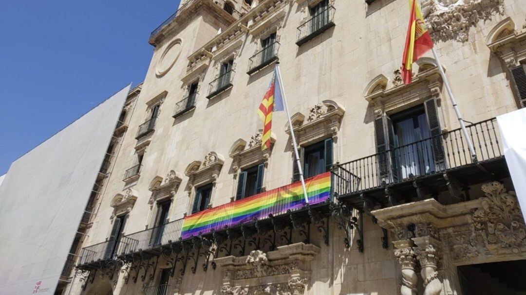 Fotografía de Ayuntamiento de Alicante con una bandera LGTBI