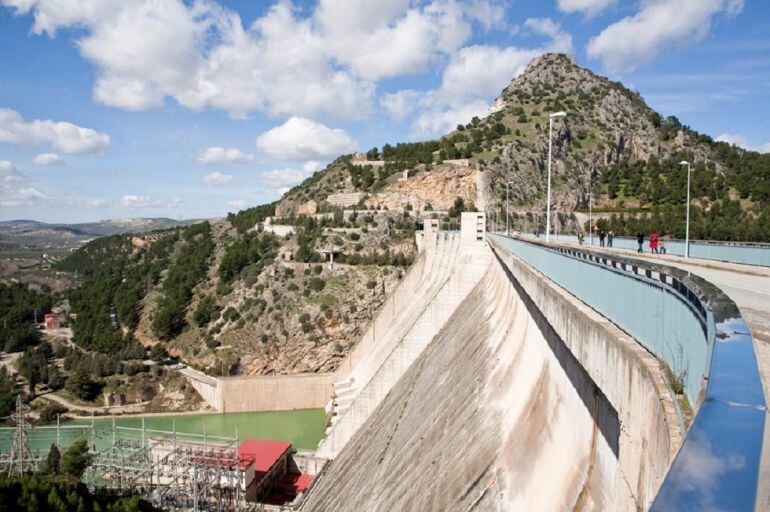 presa del embalse de Inzájar