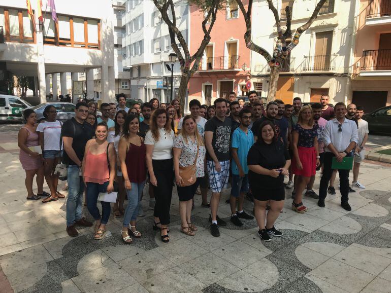 El ayuntamiento de Petrer ha dado la bienvenida a los 45 jóvenes que formarán parte de la plantilla municipal durante el próximo año
