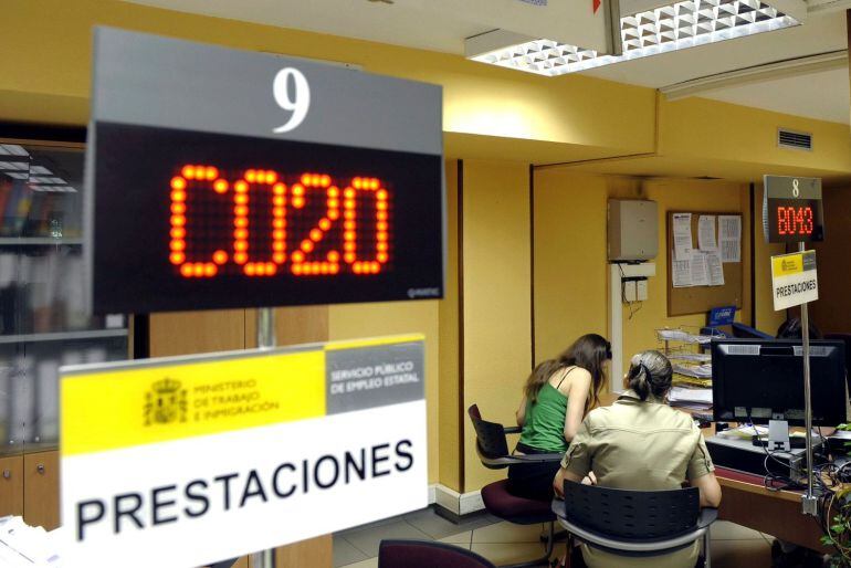 Varis personas en una Oficina de Empleo. 