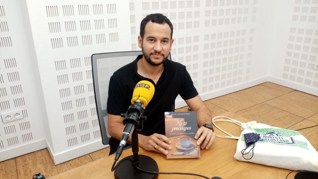 Daniel González Rojas ha presentado su primera novela en Radio Sevilla