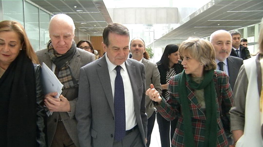 La ministra de Sanidad, María Luisa Carcedo (derecha), charlando con el alcalde de Vigo. 