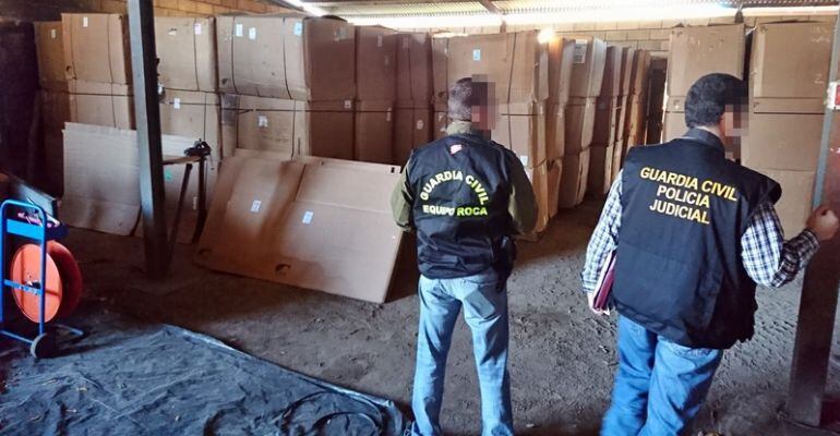 Agentes intervienen la mercancía en la Operación Pacote contra el contrabando de tabaco.