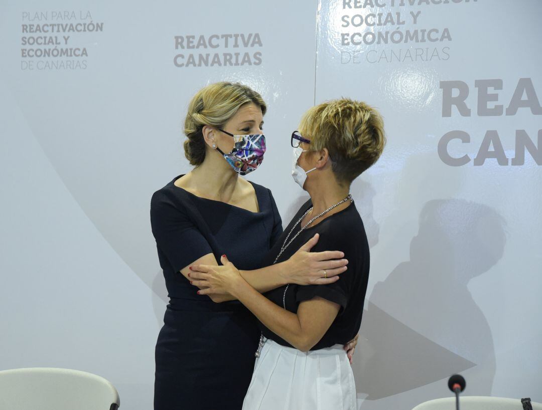 La vicepresidenta tercera y ministra de Trabajo y Economía Social, Yolanda Díaz (i), y la consejera de Economía, Conocimiento y Empleo, Elena Máñez (d)