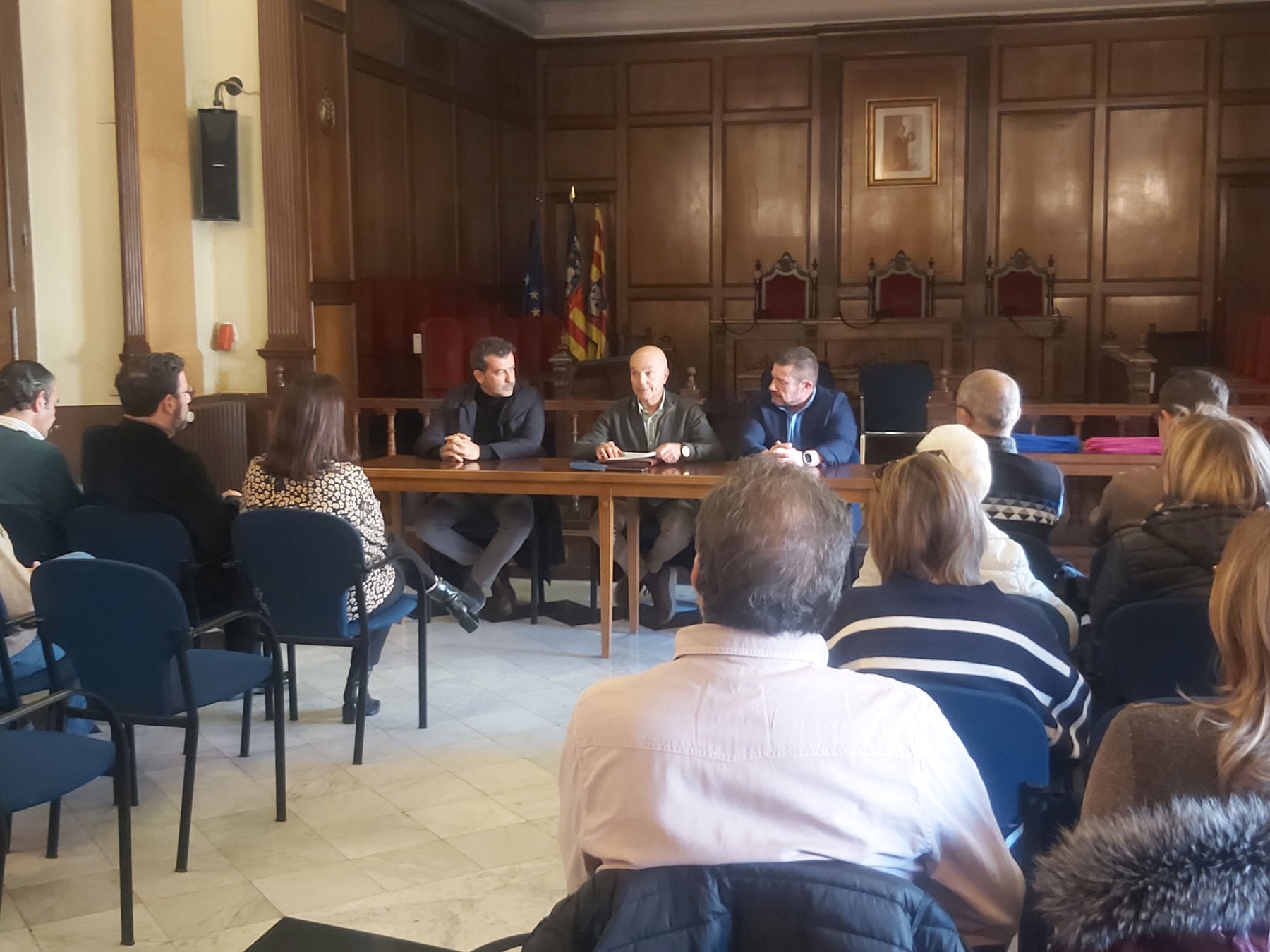 Juan Manuel Galbis, José Luis García y Emilio Argüeso, dirigiéndose a los afectados por la tragedia de DomusVi en el salón de plenos del Ayuntamiento