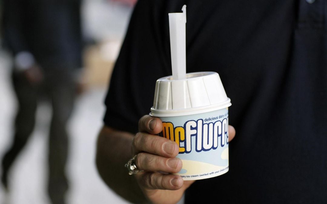 Un hombre tomando un McFlurry de la cadena de comida rápida McDonald&#039;s