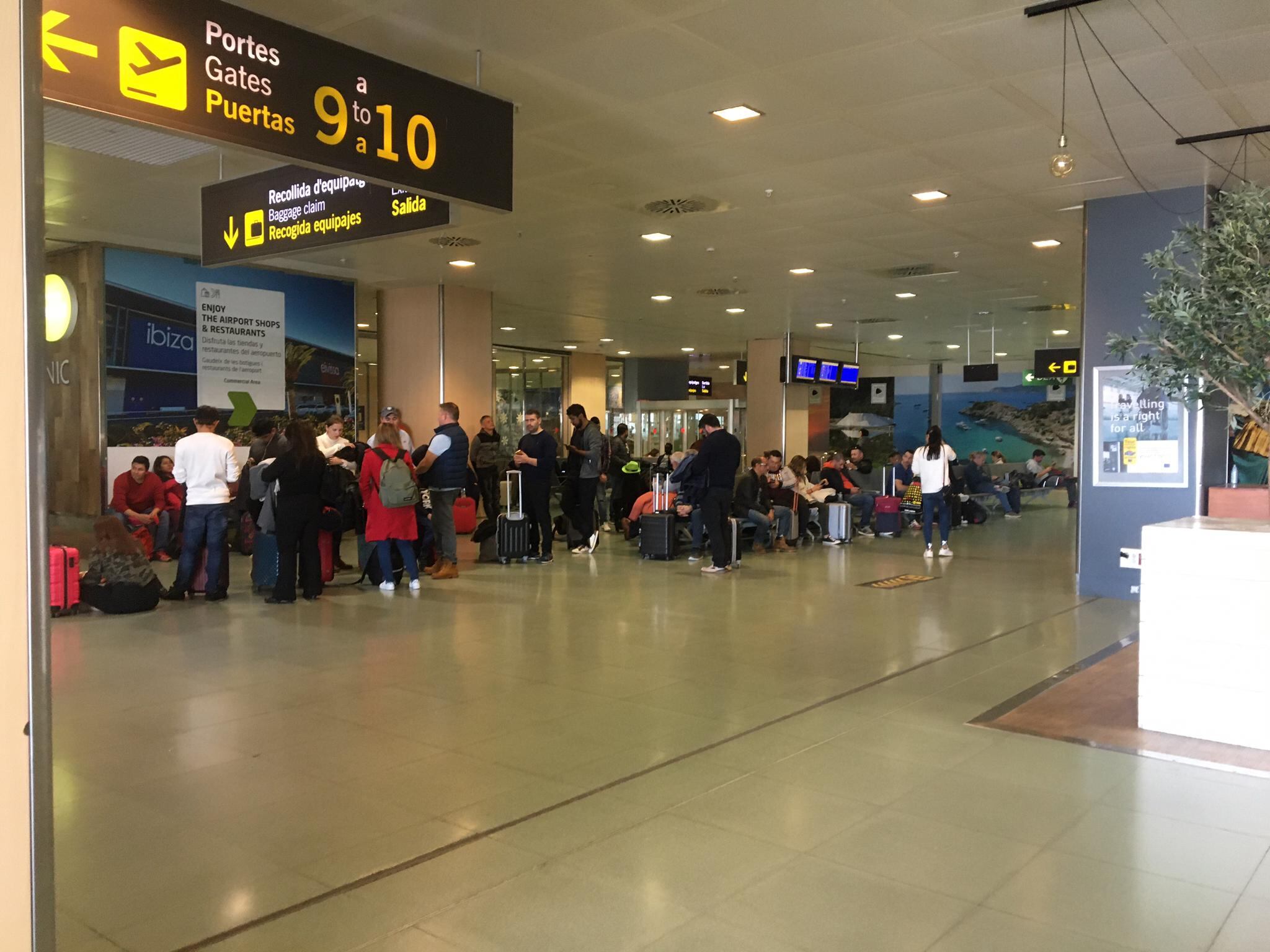 Imagen de archivo de colas en el Aeropuerto de Ibiza