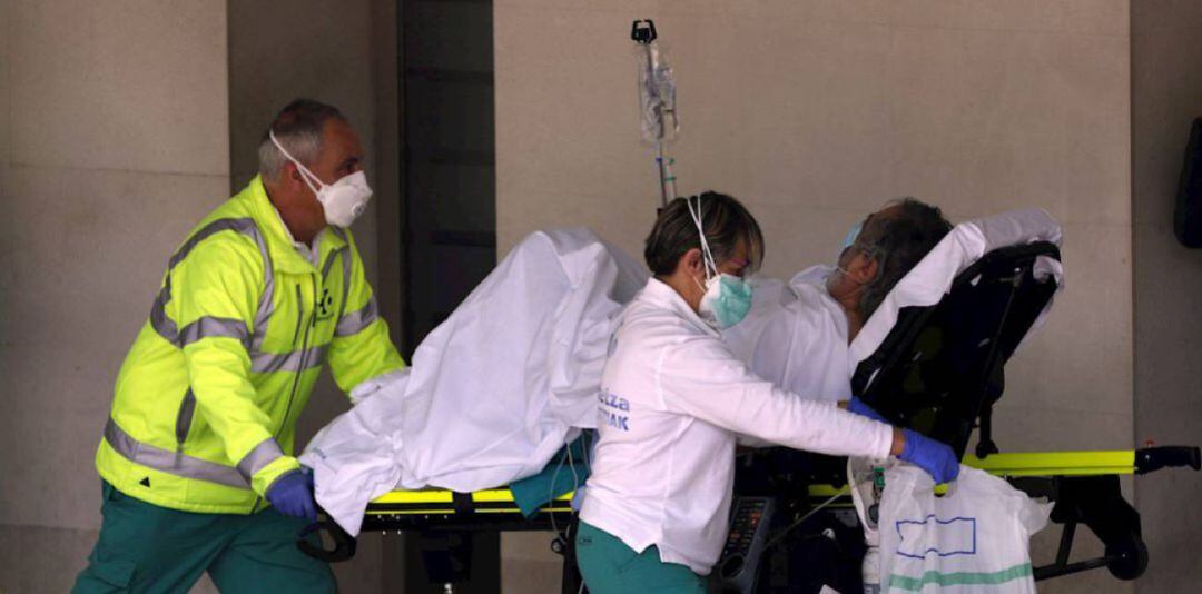 Sanitarios trasladan a un enfermo