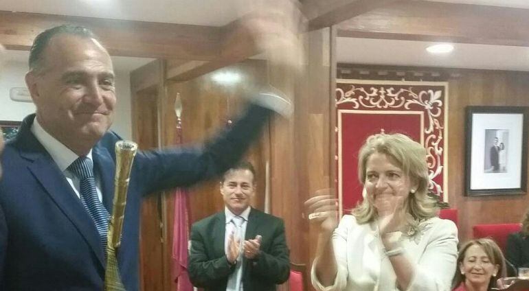 José Manuel López Carrizo, alcalde de Tarancón, y su antecesora, María Jesús Bonilla