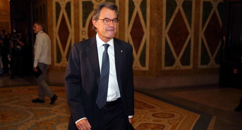 El expresidente de la Generalitat, Artur Mas, se dirige a la tribuna de invitados de la cámara catalana, para seguir el pleno del Parlament