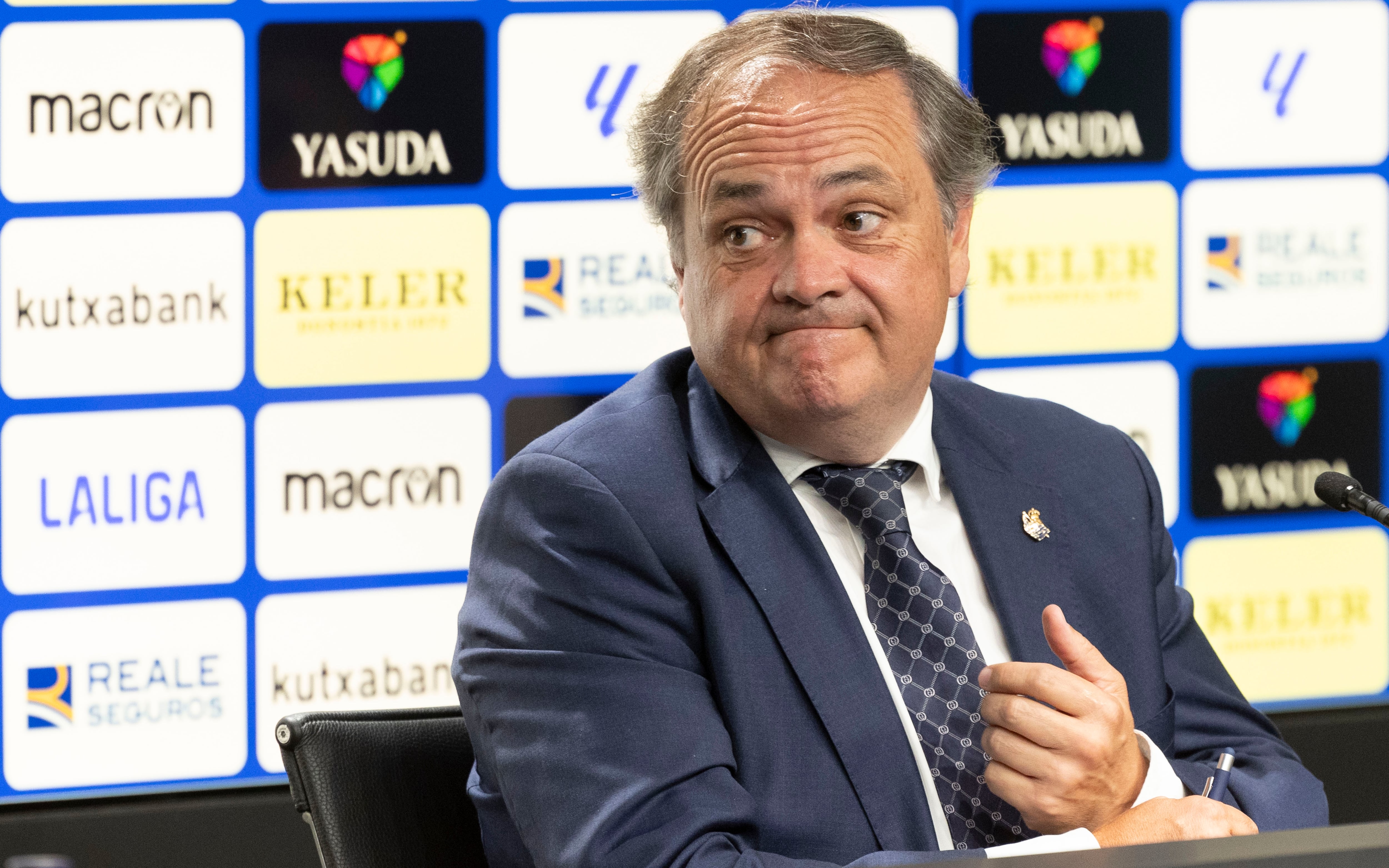 SAN SEBASTIÁN, 19/08/2024.- El presidente de la Real Sociedad, Jokin Aperribay, durante la presentación de Sergio Gómez y Luka Sucic como jugadores blanquiazules este lunes en el estadio Reale Arena de San Sebastián. EFE/Javier Etxezarreta
