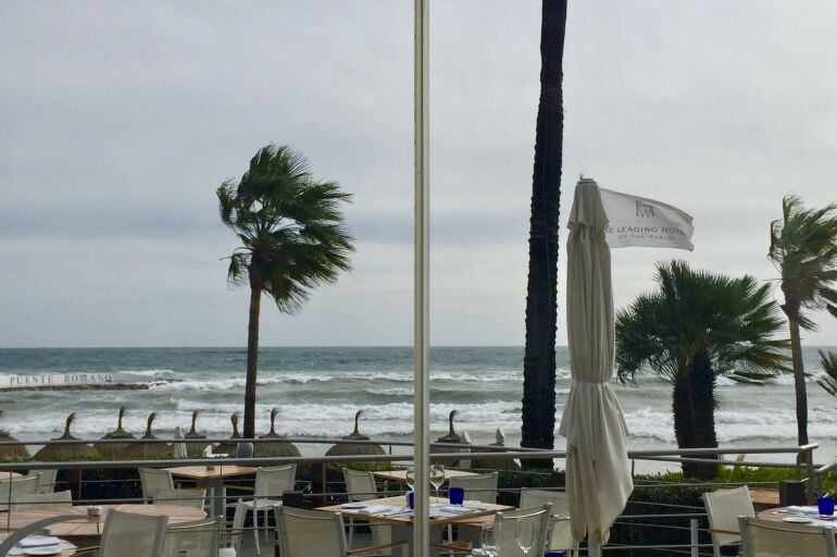 El fuerte oleaje en la playas de Marbella este miércoles