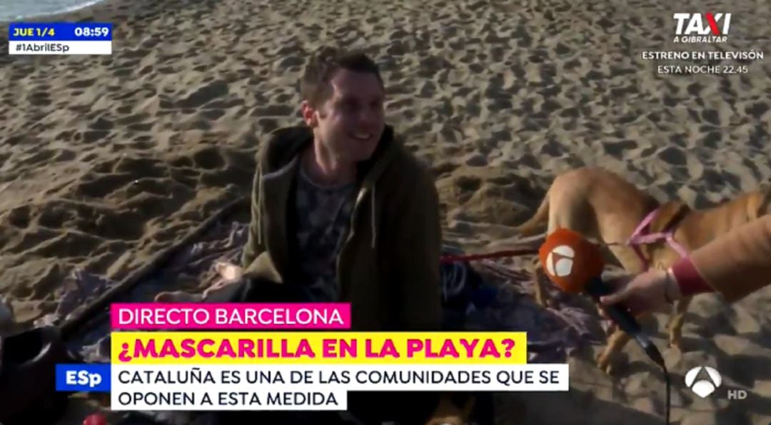 Momento en el que la reportera le pregunta a un turista por qué no lleva mascarilla.