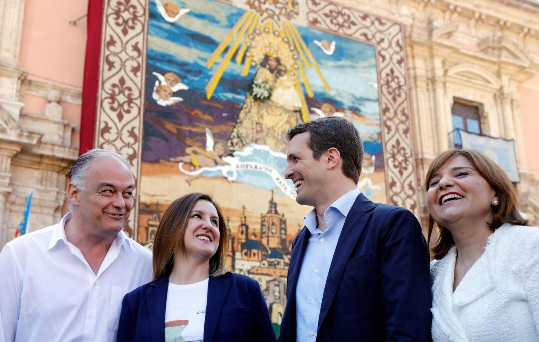  El presidente nacional del PP, Pablo Casado, conversa con el candidato al Parlamento Europeo, Esteban González Pons (i), en presencia de la presidenta del PP de la Comunidad Valenciana, Isabel Bonig (d), y la candidata a la Alcaldía de Valencia, María José Catalá, durante su visita a la basílica de la Virgen. 