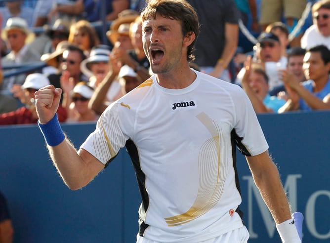 El español Juan Carlos Ferrero celebra su victoria ante el francés Gael Monfils en un partido del Abierto de Tenis de Estados Unidos