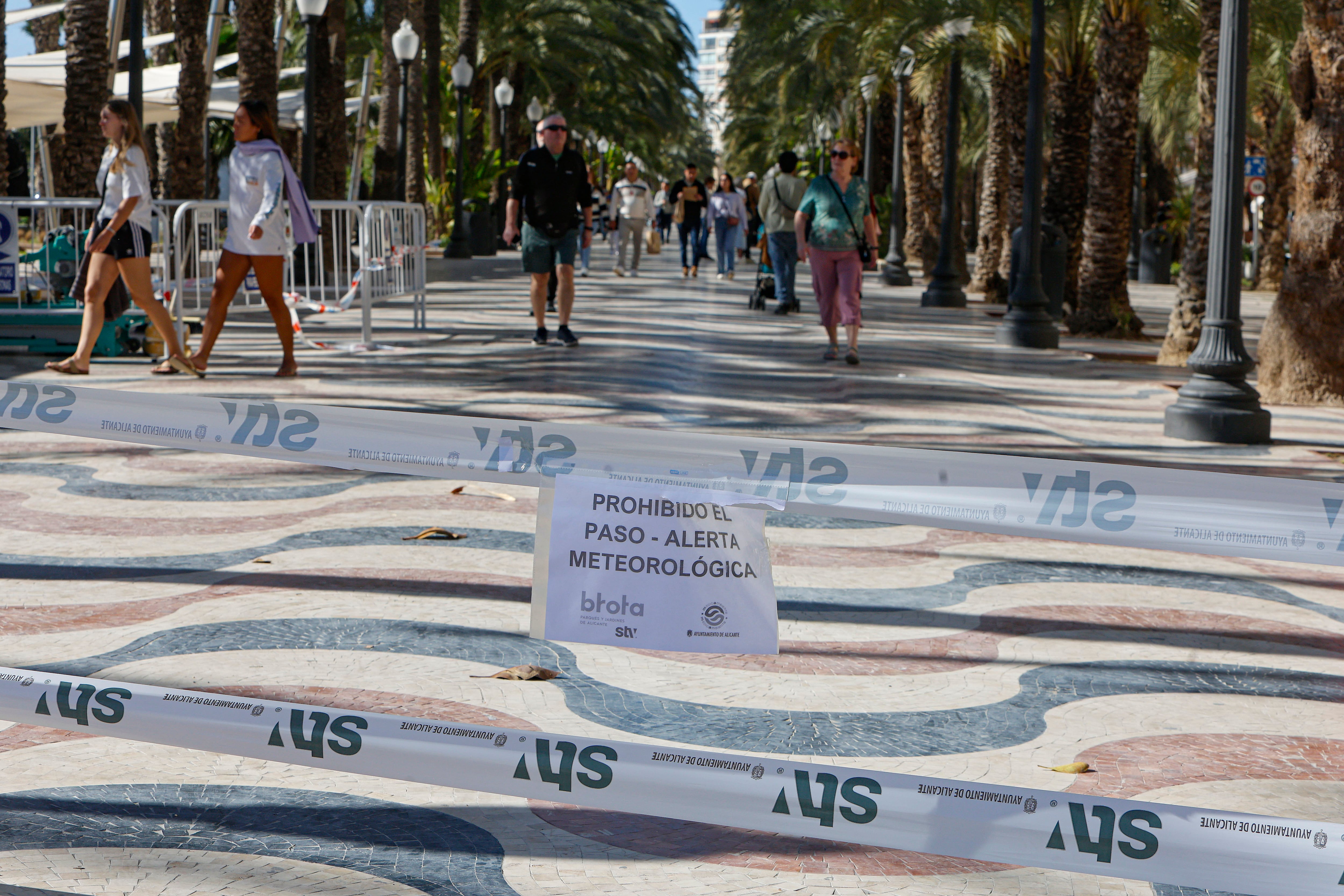 GRAFCVA2100. ALICANTE, 12/02/2026.-En la imagen numerosas personas pasean por la Explanada de Alicante a pesar de la prohibición de paso por los fuertes vientos. EFE/Pep Morell