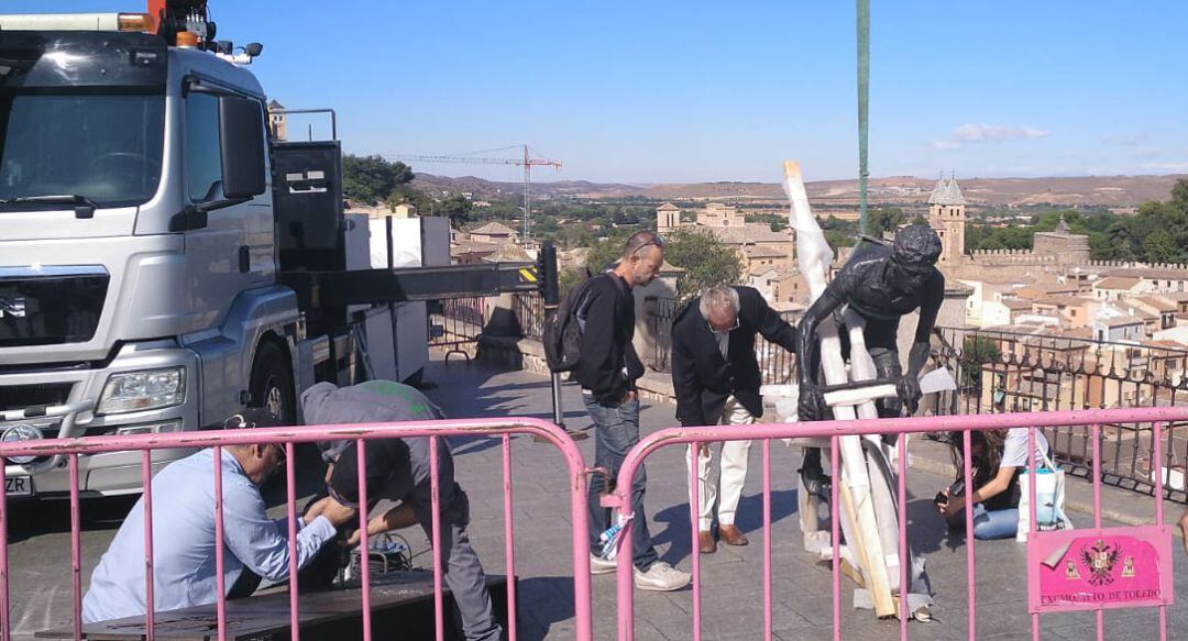 El propio ciclista supervisa las labores de anclaje 