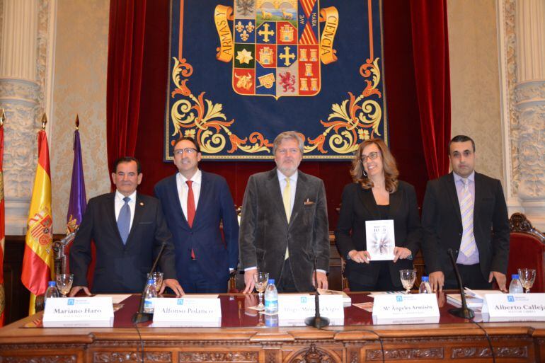 De izquierda a derecha el atleta Mariano Haro, el Alcalde de Palencia, Alfonso Polanco, el Ministro de Educación, Cultura y Deporte en funciones, Íñigo Méndez de Vigo, la Presidenta de la Diputación de Palencia Ángeles Armisén y el periodista de la Cadena