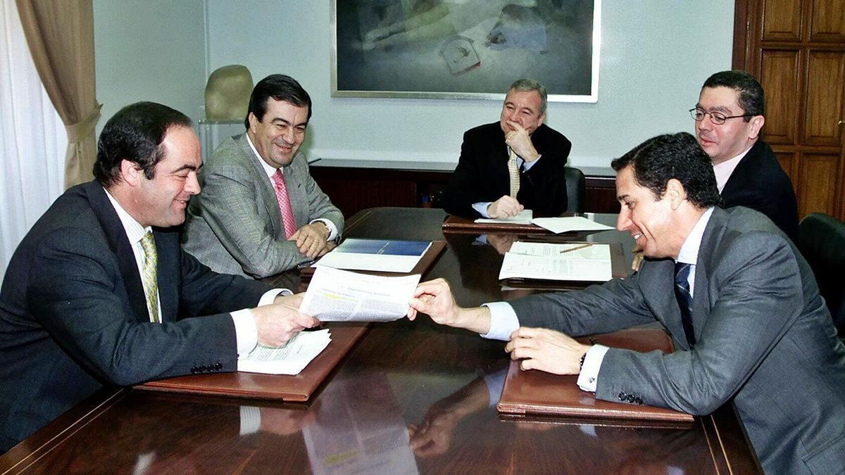 Los firmantes del Pacto de Murcia: de izquierda a derecha José Bono (Castilla-La Mancha; Francisco Álvarez Cascos (Fomento); Ramón Luis Valcárcel (Murcia); Alberto Ruiz Gallardón (Madrid); y Eduardo Zaplana (Comunitat Valenciana).