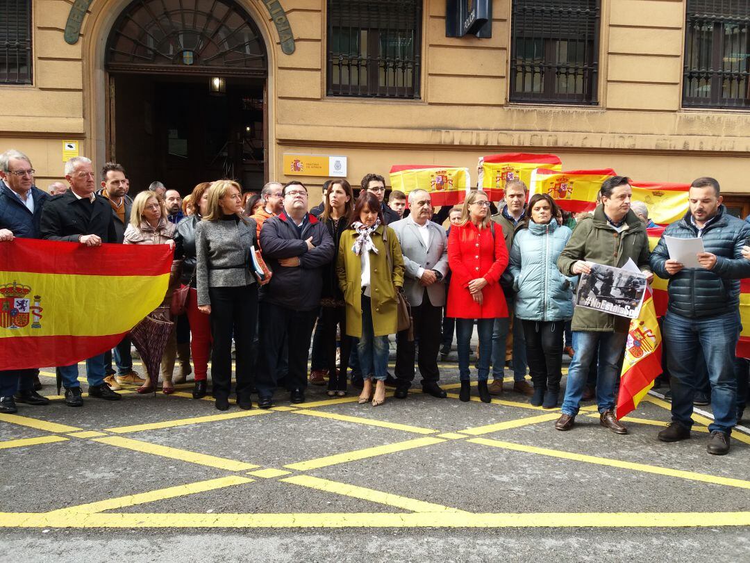 Políticos de partidos de la derecha se han mezclado con los policías concentrados en Oviedo.