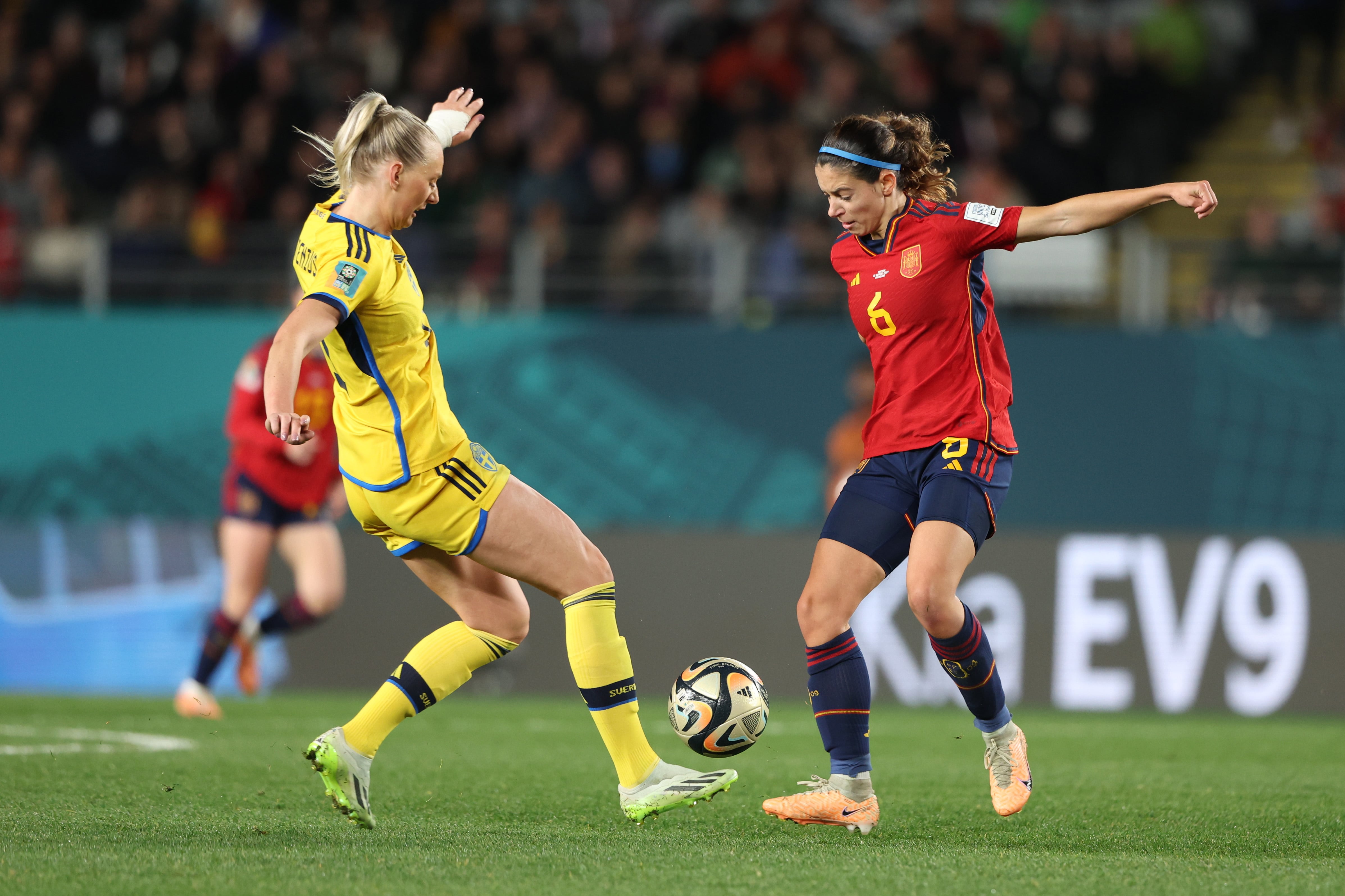 Auckland (New Zealand), 15/08/2023.- Stina Blackstenius of Sweden and Aitana Bonmati of Spain (R) during the FIFA Women's World Cup 2023 semi final soccer match between Spain and Sweden in Auckland, New Zealand, 15 August 2023. (Mundial de Fútbol, Nueva Zelanda, España, Suecia) EFE/EPA/BRETT PHIBBS AUSTRALIA AND NEW ZEALAND OUT EDITORIAL USE ONLY