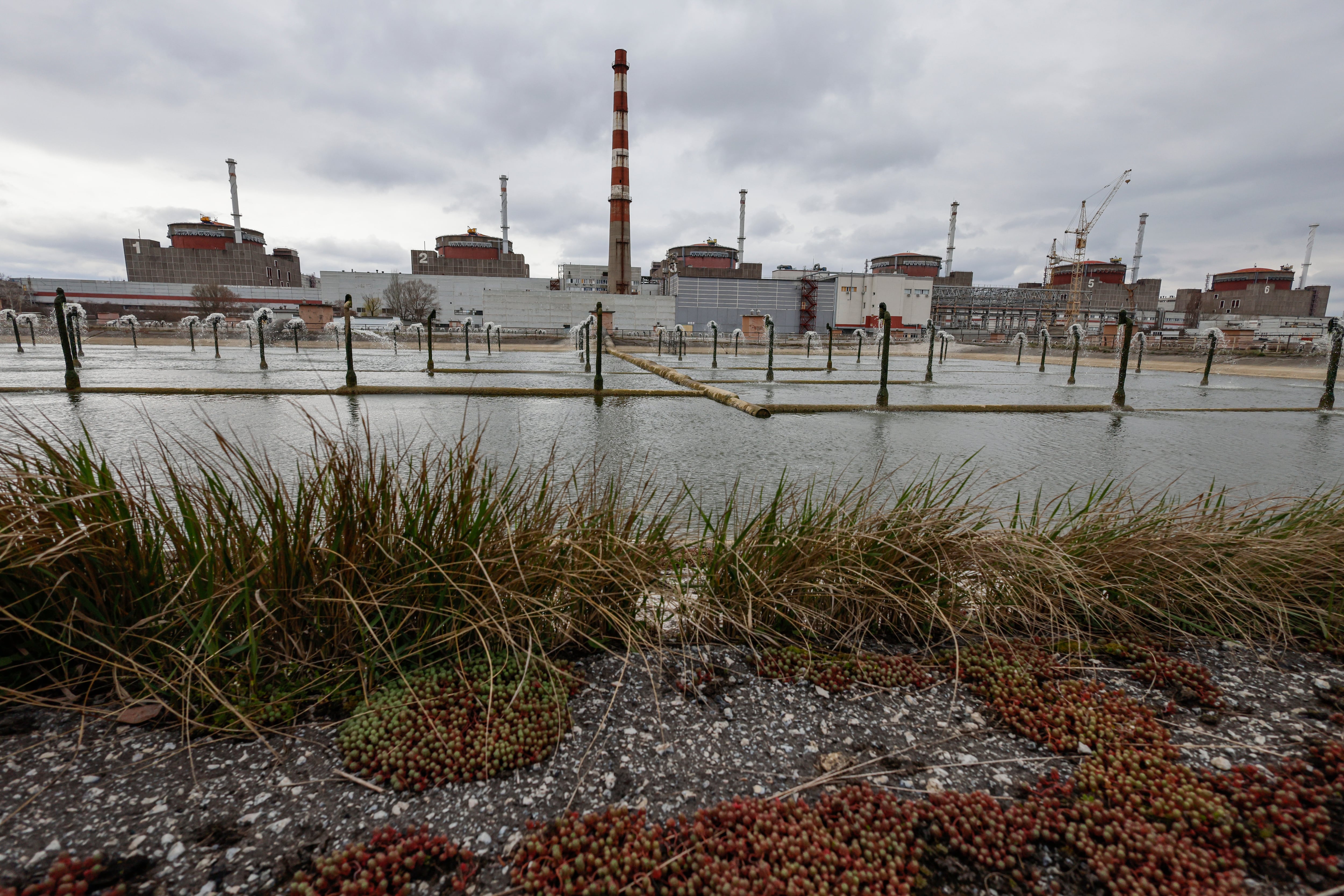 Fotografía de archivo del 29 de marzo de 2023 de la central nuclear de Zaporiyia durante una visita organizada por militares rusos