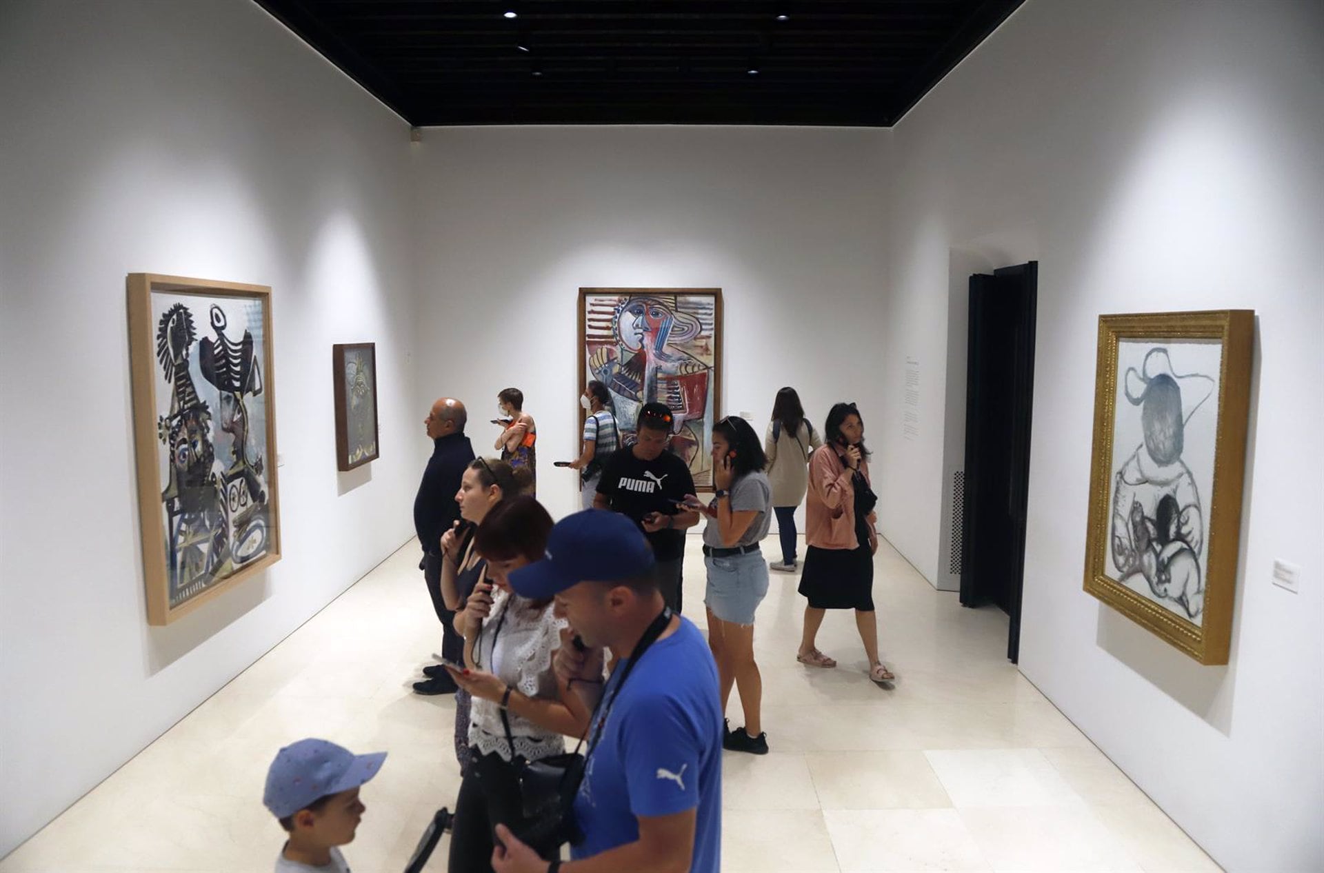 Decenas de turistas visitan el Museo Picasso de Málaga, donde la pinacoteca celebra su 19º Aniversario de apertura de dicho museo con unas jornadas de puertas abiertas, a 27 de octubre de 2022 en Málaga