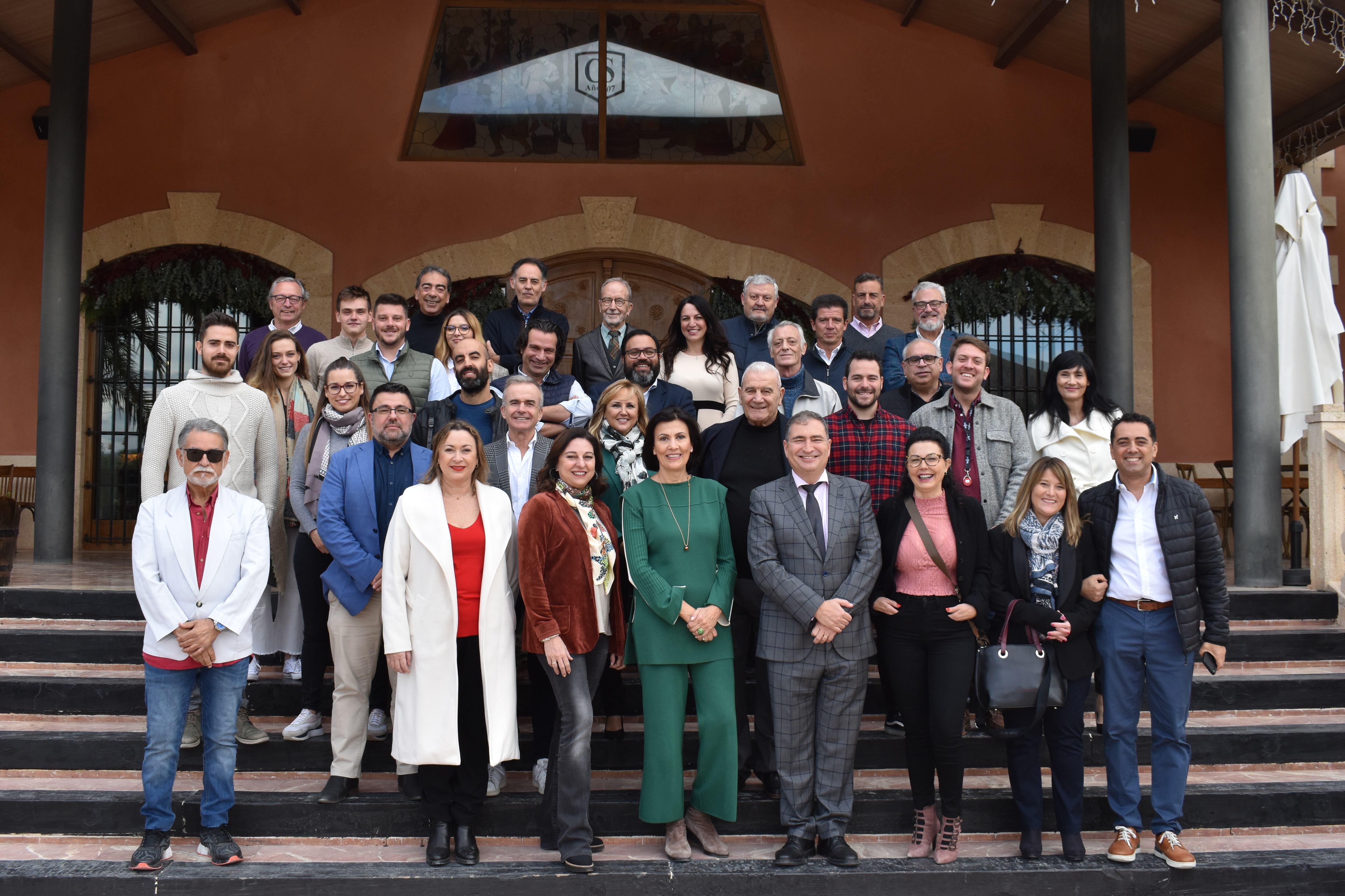 Representantes de medios de comunicación de la provincia de Alicante y directivos de Vectalia en la bodega Casa Sicilia en Novelda.