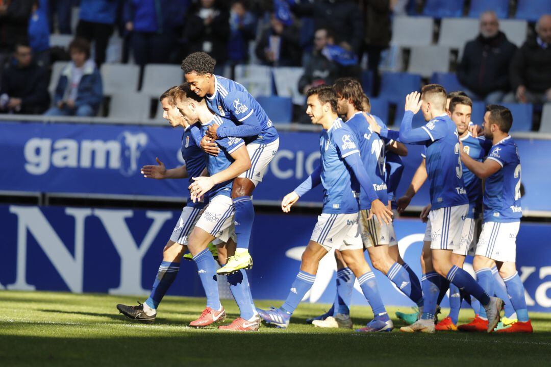 Varios jugadores del Oviedo celebran el tanto anotado por Carlos Hernández.