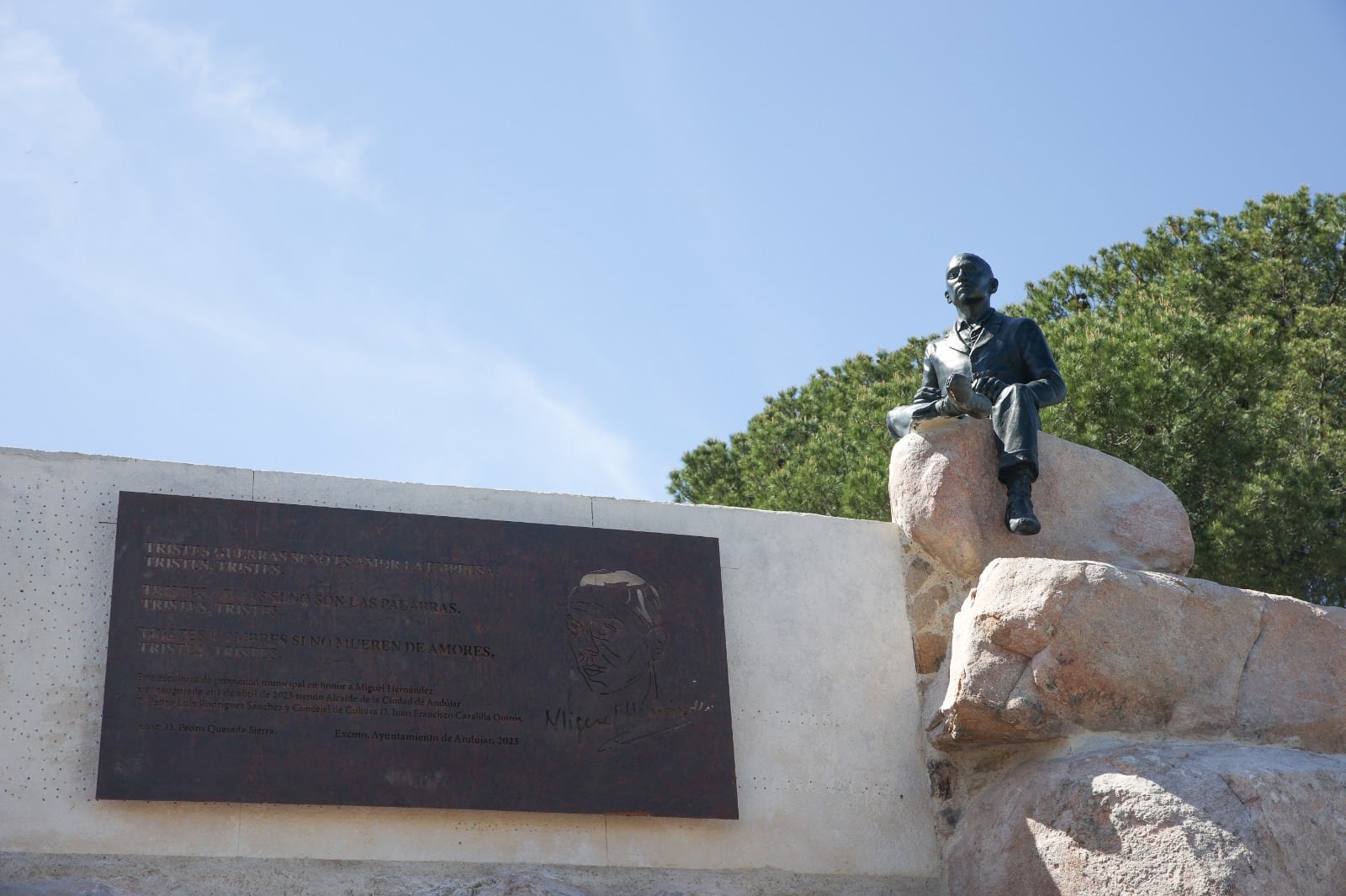 Monumento a Miguel Hernández en Andújar.