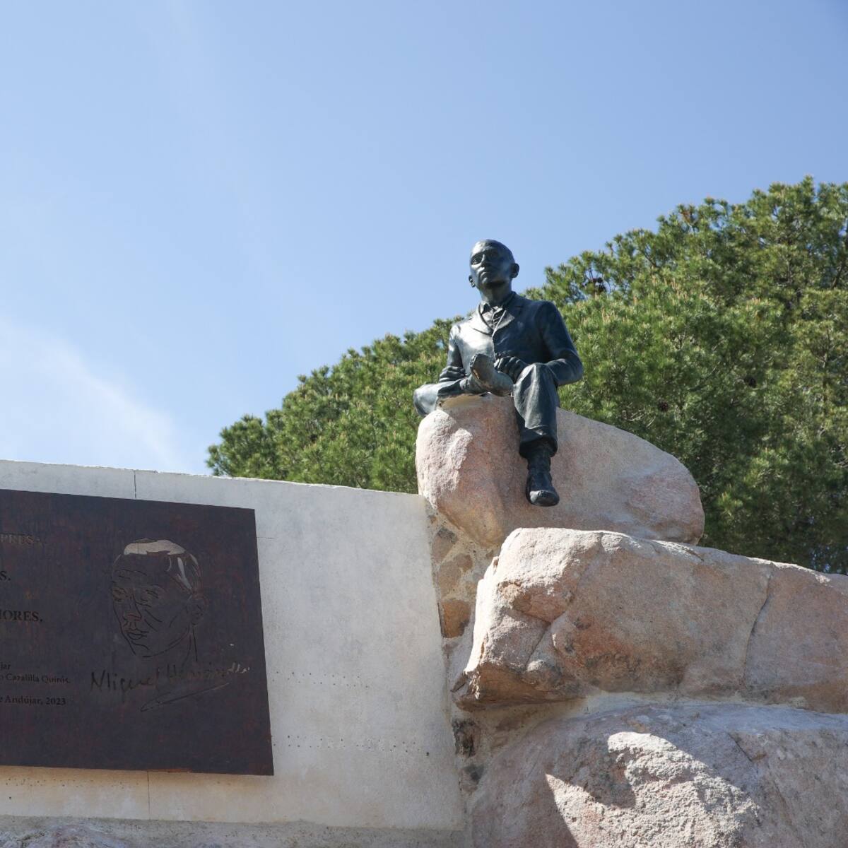 Andújar inaugura su monumento a Miguel Hernández en el Poblado del Santuario de la Virgen de la Cabeza
