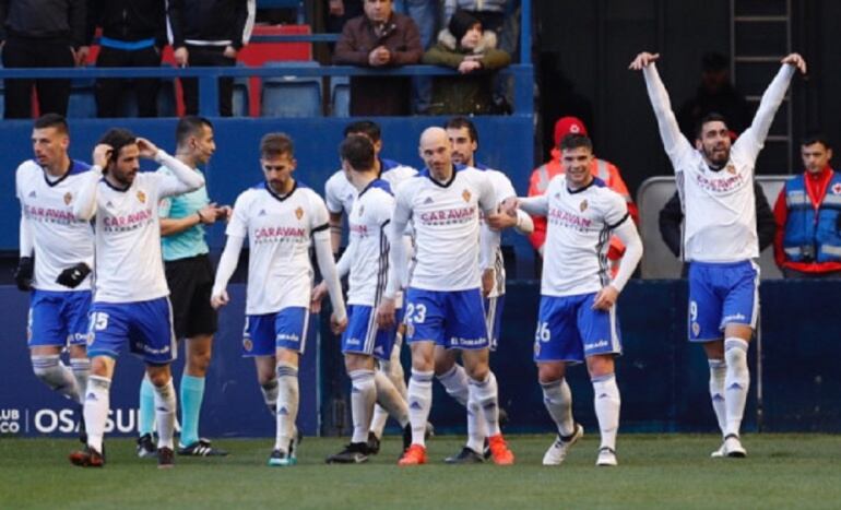 Toquero celebra con sus compañeros el segungo gol de Borja en El Sadar