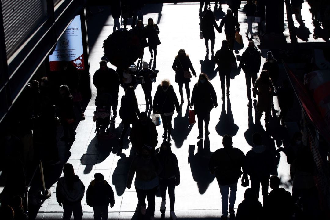 Multitud de personas realizan sus compras de ultima hora en el centro comercial de La Maquinista de Barcelona este lunes en que la tercera ola de la pandemia ya está claramente instalada en Cataluña.