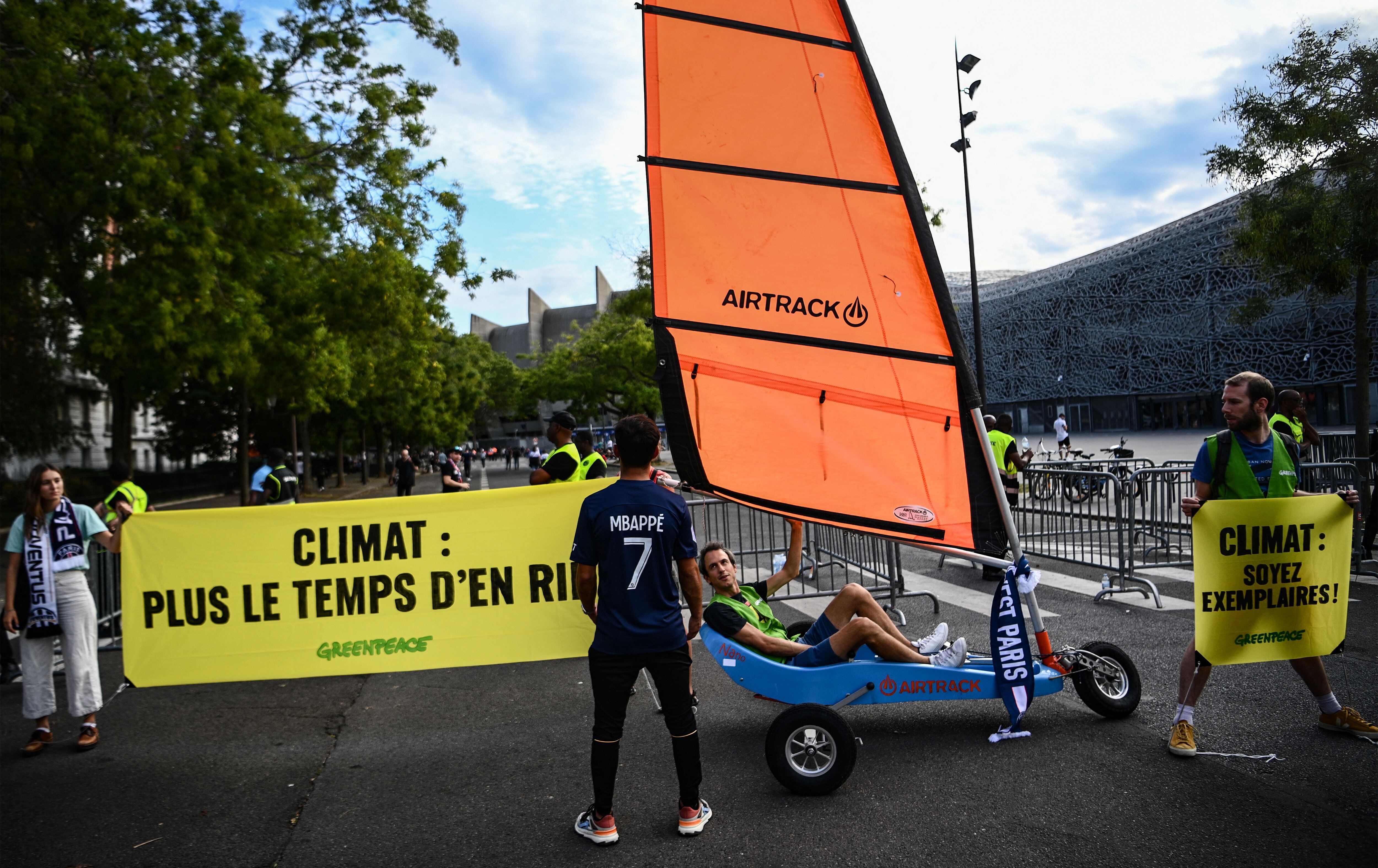 Greenpeace lleva un carro de vela al Parque de los Príncipes (Getty Images).