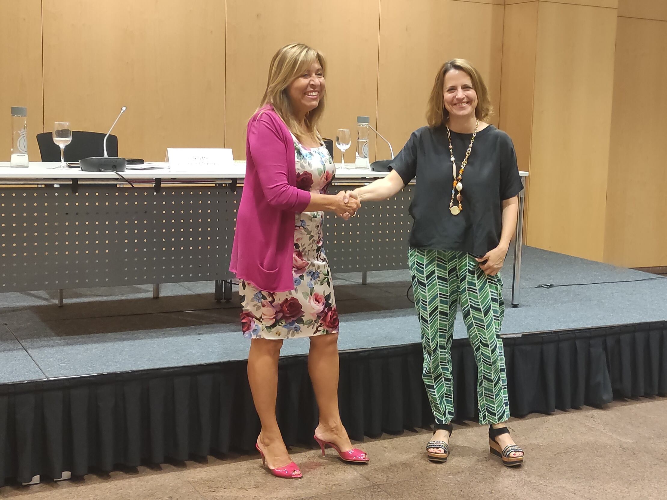 Conxita Marsol i Rosa Gili encaixen les mans per l'acord sobre l'accés rodat al Madriu