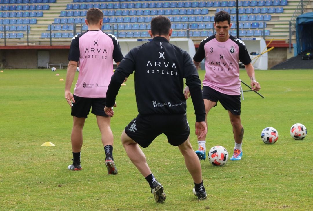 Araújo, con el balón durante la sesión de este martes, está listo para recuperar su puesto en el once inicial