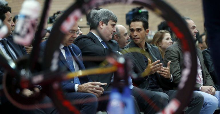 Alberto Contador conversa con el secretario de Estado para el Deporte, Miguel Cardenal, durante la presentación de los equipos ciclistas junior y sub23 de la Fundación Alberto Contador y el Reto Solidario Citroën para recaudar fondos para el Centro de Ref