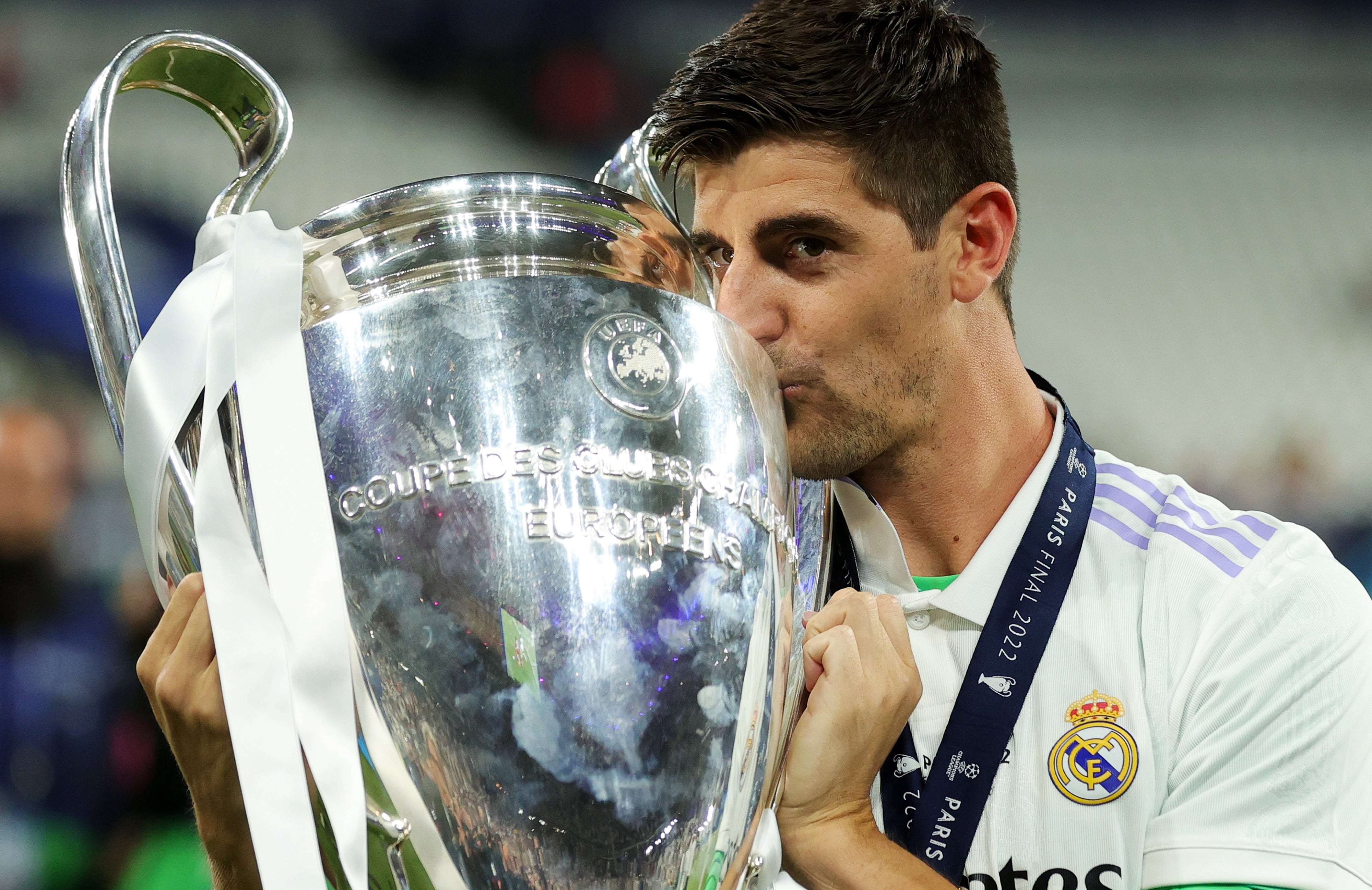 Thibaut Courtois besando la Champions League