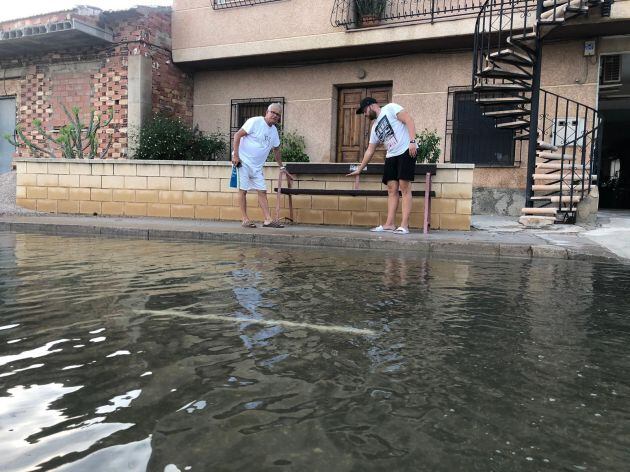 Vecinos de El Raal señalan el nivel que alcanzó el agua durante la riada de Santa María