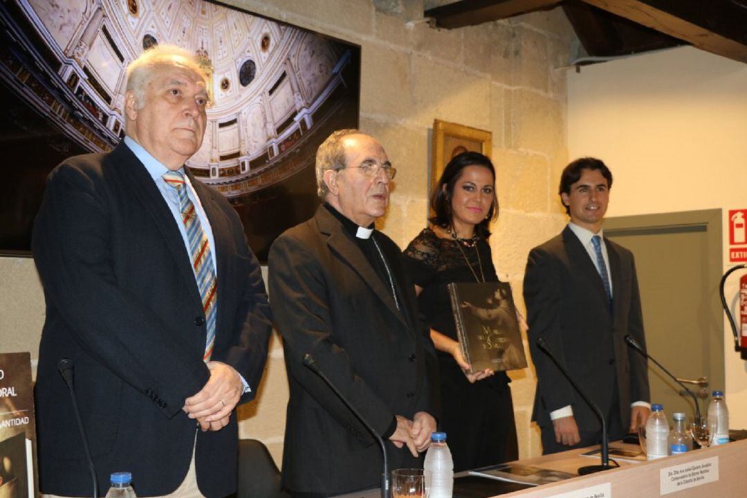 De izquierda a derecha, Juan Miguel González, el arzobispo Asenjo, Ana Isabel Gamero y Jesús Rojas-Marcos