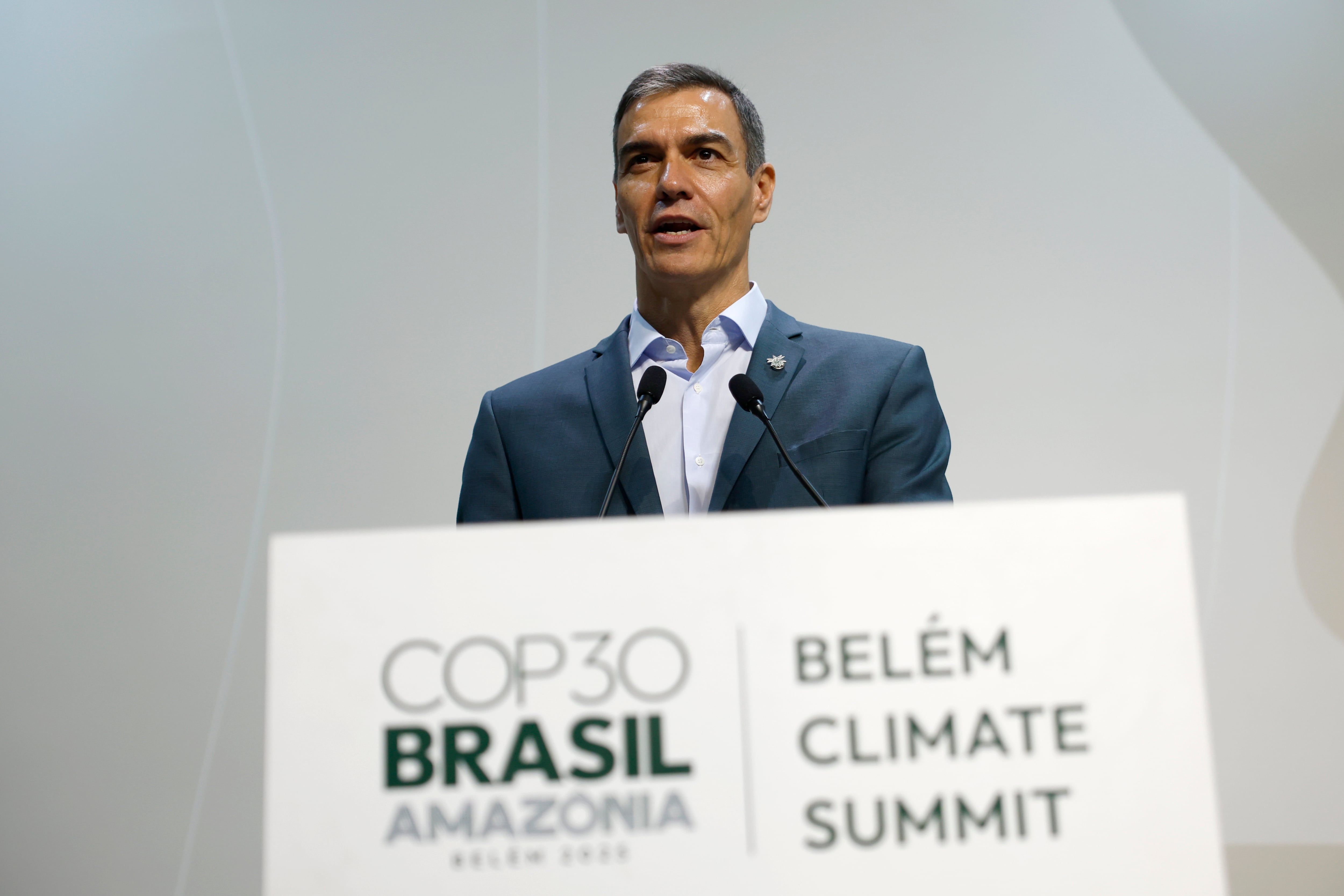 El presidente del Gobierno de España, Pedro Sánchez, habla durante la cumbre de líderes de la COP30 este viernes, en el Centro de Convenciones Hangar en Belém (Brasil). 