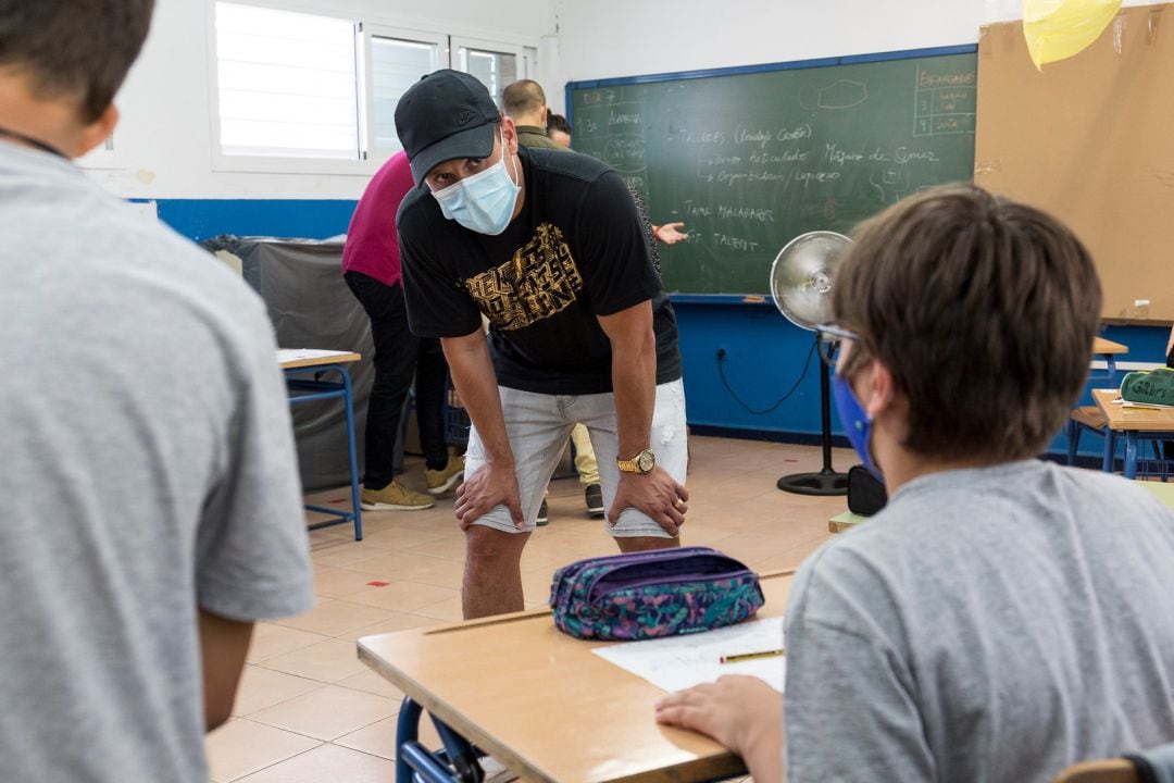 El rapero HAZE visita a los niños de Tres Barrios Amate. 