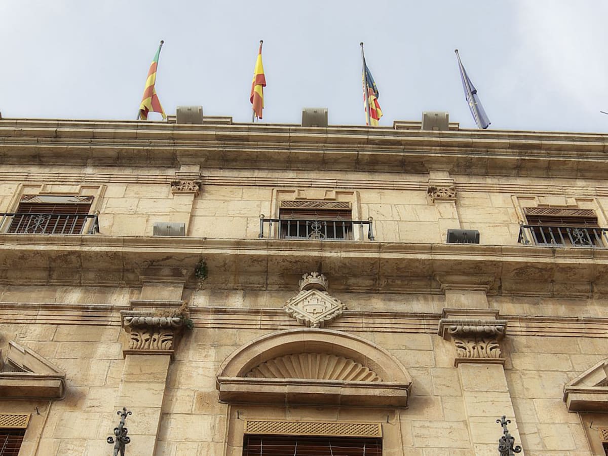 Los tribunales obligan al Ayuntamiento de Castelló a entregar al PP la información de la ocupación de la terraza del consistorio