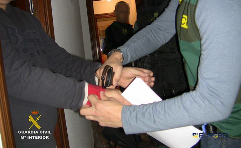 Momento de la detención de Robert Dawes en su mansión de Benalmádena (Málaga)
