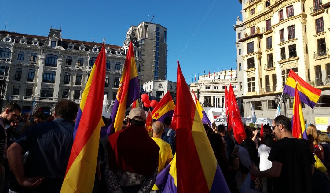 El alcalde de Oviedo se muestra a favor de sacar de la plaza de La Escandalera la manifestación antimonárquica que cada año se celebra con motivo de la ceremonia de entrega de los Premios Princesa de Asturias en el Teatro Campoamor.